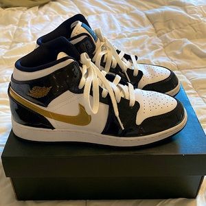 Air Jordan 1 Mid Black/Metallic Gold/White size 7Y